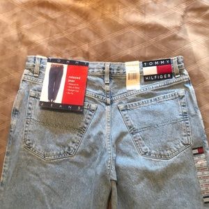 Tommy Hilfiger relaxed jean with large logo light wash